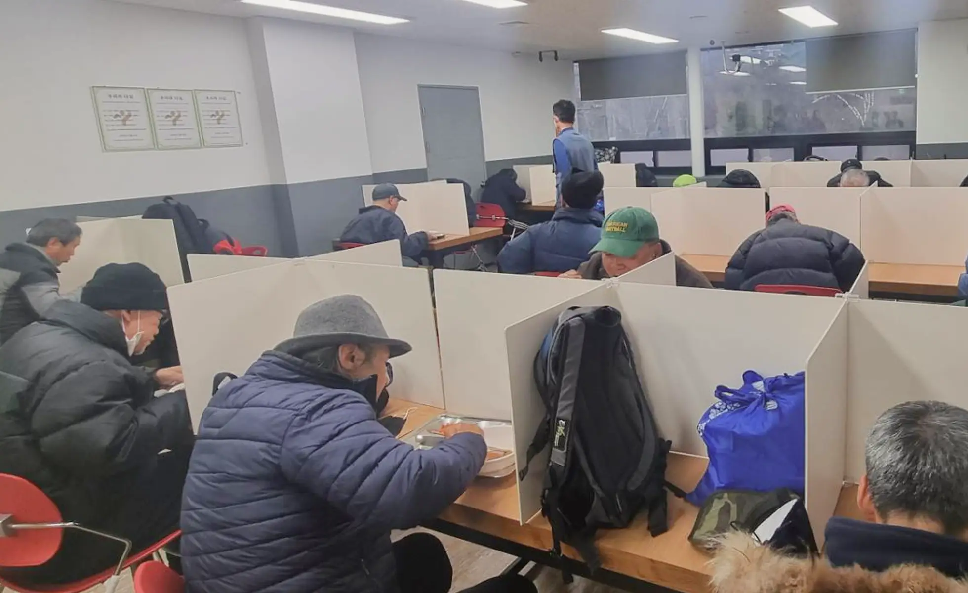 노숙인 배식봉사 한 끼의 온기를 전하는 나눔 실천